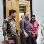 MM mengenakan rompi tahanan Kejari Blitar