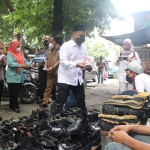 Gus Yani, Bu Min, dan Kapolres Gresik saat bagi-bagi masker kepada tukang sol sepatu di sepanjang Jalan Basuki Rahmat Gresik, Senin (08/02) lalu. (foto: ist)