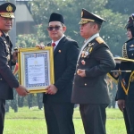 Pj Gubernur Jatim saat menerima piagam dan pin emas di Hari Bhayangkara ke-78.