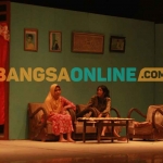 Teater Fataria yang menampilkan drama di Aula Kampus IAIN Madura. Foto: DIMAS MAULANA SUGIANTO/BANGSAONLINE