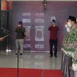 Ketua Dewan Masjid Indonesia (DMI) Jawa Timur K.H. M. Roziqi, M.M. saat melantik Pimpinan Daerah DMI Kabupaten Pasuruan. (foto: ist)