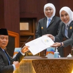Gubernur Khofifah saat mengikuti rapat paripurna.
