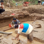 Lokasi ekskavasi yang sudah menampakkan struktur bata berupa petirtaan. foto: MUJI HARJITA/ BANGSAONLINE
