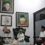 Mundjidah bersama Sumrambah saat berada di Dalem Kasepuhan Tebuireng.