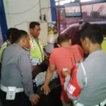 Pelaku (kaos merah) saat diamankan di Pos Polantas. foto: zainal abidin/BANGSAONLINE