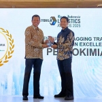 Perwakilan Petrokimia Gresik saat menerima penghargaan kategori Warehouse & Bagging Transformation for Supply Chain Excellence pada ajang Bisnis Indonesia Logistics Awards (BILA) 2025 di Jakarta.