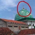 Tampak dalam lingkaran merah kubah Masjid Jamik Asy-Suhada Kabupaten Pamekasan Madura miring dan rusak. foto: erry sugianto