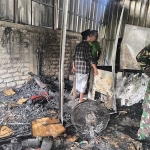 Petugas saat melakukan pengecekan penyebab utama kebakaran.