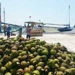 Sejumlah kuli saat menaikkan tabung elpiji 3 Kg dari perahu ke daratan di Pelabuhan Rakayan Gersik Putih, yang berada di Kecamatan Kalianget. foto: faisal/BANGSAONLINE