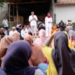 Pasangan bakal calon Bupati dan Wakil Bupati Lumajang, Indah-Yudha saat menyapa warga Desa Ranuwurung, Randuagung.