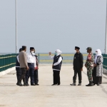 Gubernur Jawa Timur Khofifah Indar Parawansa saat meninjau Pelabuhan Dungkek, Sumenep, Minggu (07/03/21).