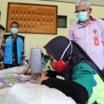 Kepala Dinas Sosial Jawa Timur Dr. Alwi, M.Hum. saat meninjau pembuatan masker di UPT Rehabilitasi Sosial Bina Rungu dan UPT Rehabilitasi Sosial Bina Daksa Pasuruan, Senin (13/4/2020).