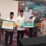 Paslon SAE saat menerima Piagam Komitmen Bersama dari MD Kahmi Sidoarjo. Foto: MUSTAIN/BANGSAONLINE