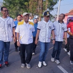 Wakil Wali Kota Pasuruan H. M. Nawawi (tengah) saat ikut jalan santai pipir tambak bersama warga.