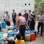 Kolaborasi Polres Pasuruan bersama PMII dalam penyaluran air bersih di Desa Karangjati, Pasuruan. Foto: M. Andy Fachrudin/Bangsaonline.