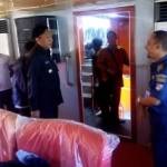 Bupati Gresik, Sambari HR (tengah baju hitam), ketika melihat kondisi dalam kapal Express Bahari 8E. (foto: syuhud/BANGSAONLINE)
