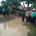 Bupati bersama sejumlah kepala instansi terkait melihat kondisi tanggul sungai Unut yang jebol. foto: AKINA/ BANGSAONLINE