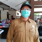 H. Sudiyo, Kadinkes Bangkalan saat menjelaskan kepada media terkait kasus positif pasca rapid test di Kantor Kecamatan Kamal, Bangkalan, Senin (7/6/2020).