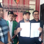 Jajaran pengurus GP Ansor dan Perwakilan Pemuda Milenial Kabupaten Tuban menunjukkan bukti laporan ke kepolisian.
