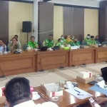 Rapat dengar pendapat sejumlah LSM yang tergabung dalam Fortran dengan banggar dan tim anggaran di gedung DPRD Kabupaten Pasuruan, Kamis (20/10/2022).
