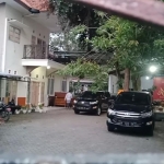 Dari luar pagar rumah Plt Bupati Timbul tampak dua mobil KPK terparkir di halaman.