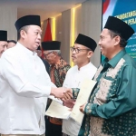 Menteri ATR/BPN saat menyerahkan sertifikat di Surabaya.