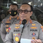 Kadiv Humas Polri, Irjen Pol Dedi Prasetyo, saat memberi keterangan kepada awak media terkait tragedi Kanjuruhan Malang.
