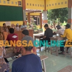 Suasana  mediasi antara petani, kios, dan distributor, terkait permasalahan pupuk subsidi di Desa Mander, Kecamatan Tambakboyo. Foto: Achmad Choirudin/BANGSAONLINE