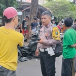 Petugas saat olah TKP kecelakaan ambulans di Surabaya.