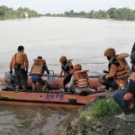 Tim gabungan menyusuri Sungai Bengawan Solo untuk mencari korban. foto: ist