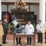 Bupati Sidoarjo, Ahmad Muhdlor Ali, saat menandatangani MoU dengan PPNS di Pendopo Delta Wibawa. Foto: Ist
