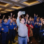 Presiden Direktur PTFI, Tony Wenas berfoto bersama pasukan pemadam kebakaran. FOTO: ist.