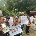 Amaki Situbondo saat demo di KPK.