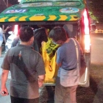 Petugas saat mengevakuasi mayat perempuan yang ditemukan dalam kamar hotel di area Medaeng, Kecamatan Waru, Sidoarjo.
