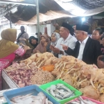 Kiai Asep sedang memborong dagangan daging ayam dan lele di Pasar Pugeran.