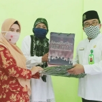 Kakankemenag Tuban, Sahid, saat menyerahkan bantuan secara simbolis.