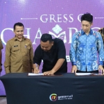 Bupati Gresik Fandi Akhmad Yani (tiga dari kiri) saat teken MoU dengan Sprix Inc Jepang.foto: ist.