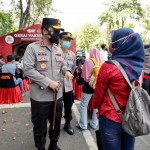 Kapolda Jatim Irjen Nico Afinta saat melakukan pengecekan Gerai Vaksinasi Merdeka di Taman Bungkul Surabaya, bersama Pejabat Utama Polda Jatim, Kamis (5/8).