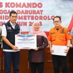 Gubernur Jawa Timur, Khofifah Indar Parawansa, saat menyerahkan bantuan secara simbolis pada Sekretaris Daerah Provinsi Aceh M. Nasir di Posko Tanggap Darurat Bencana Hidrometeorologi Provinsi Aceh.