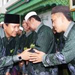Bupati Pasuruan HM Irsyad Yusuf menyalami dan mengucapkan selamat kepada para pengurus NU Kabupaten Pasuruan yang baru dilantik.