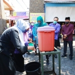 Ketua TP PKK Kota Kediri, Ferry Silviana Abu Bakar saat mempraktikkan cara cuci tangan yang benar. foto: ist.