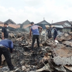 Tim Labfor Polda Jatim saat melakukan olah TKP di bekas kebakaran Pasar Ngadiluwih, Kabupaten Kediri. foto: ist.