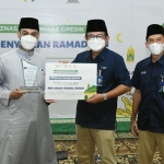 Dirut PG, Dwi Satriyo Annurogo (kedua dari kanan) didampingi oleh Sekretaris Perusahaan PG, Yusuf Wibisono (paling kanan) saat menyerahkan secara simbolis penghargaan kepada hafiz yang tercepat dalam menghafal Al-Quran.