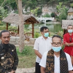 Kades Sekapuk Abdul Halim (kiri) saat mendampingi kunjungan rombongan Pemkab Gianyar, Bali, di Wisata Setigi. foto: ist.