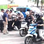 Tampak Rizal T Serang terkulai seusai dibanting oleh oknum polisi. Foto: video