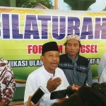 Ketua Panitia Silaturrahmi Forkum Bangsel KH. Drs. Abdul Jalil Tolha memberikan keterangan kepada awak media. foto: FAUZI/ BANGSAONLINE