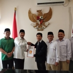 Ketua DPD Partai Gerindra Jatim Ir. Supriyatno, saat menyerahkan rekom kepada pasangan Gus Irsyad-Gus Mujib (Adjib) di kantor DPD Gerindra Jalan Gayungsari Surabaya, Minggu (7/1).