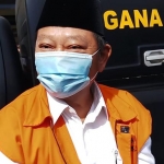 Bupati Sidoarjo, H. Saiful Ilah turun dari mobil tahanan menuju Pengadilan Tipikor Surabaya, Juanda.