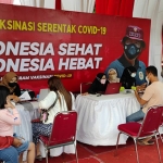 Petugas saat melayani vaksinasi Covid-19 di Panjalu Scooter Fest.