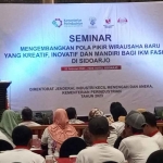 Anggota DPR RI komisi VII, Bambang DH, saat membuka seminar di Sidoarjo.